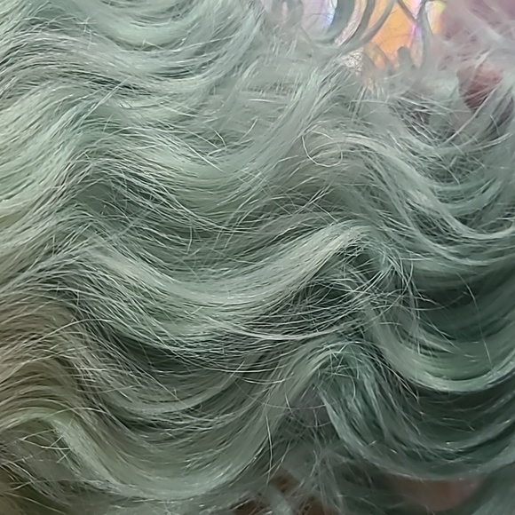 Custom dyed Synthetic blonde wig - Picture 3 of 10